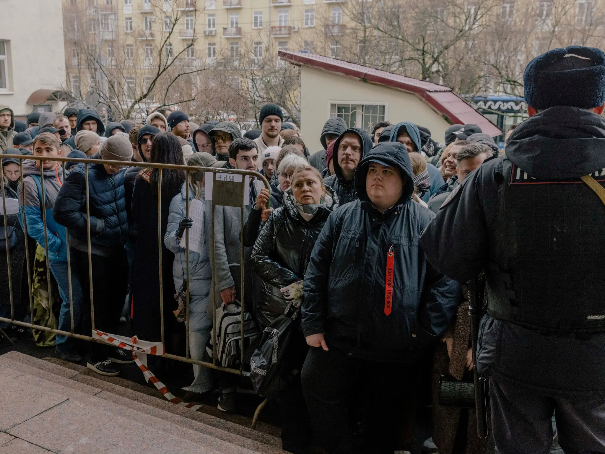 У суботу в Москві люди вишикувалися в чергу для здачі крові.